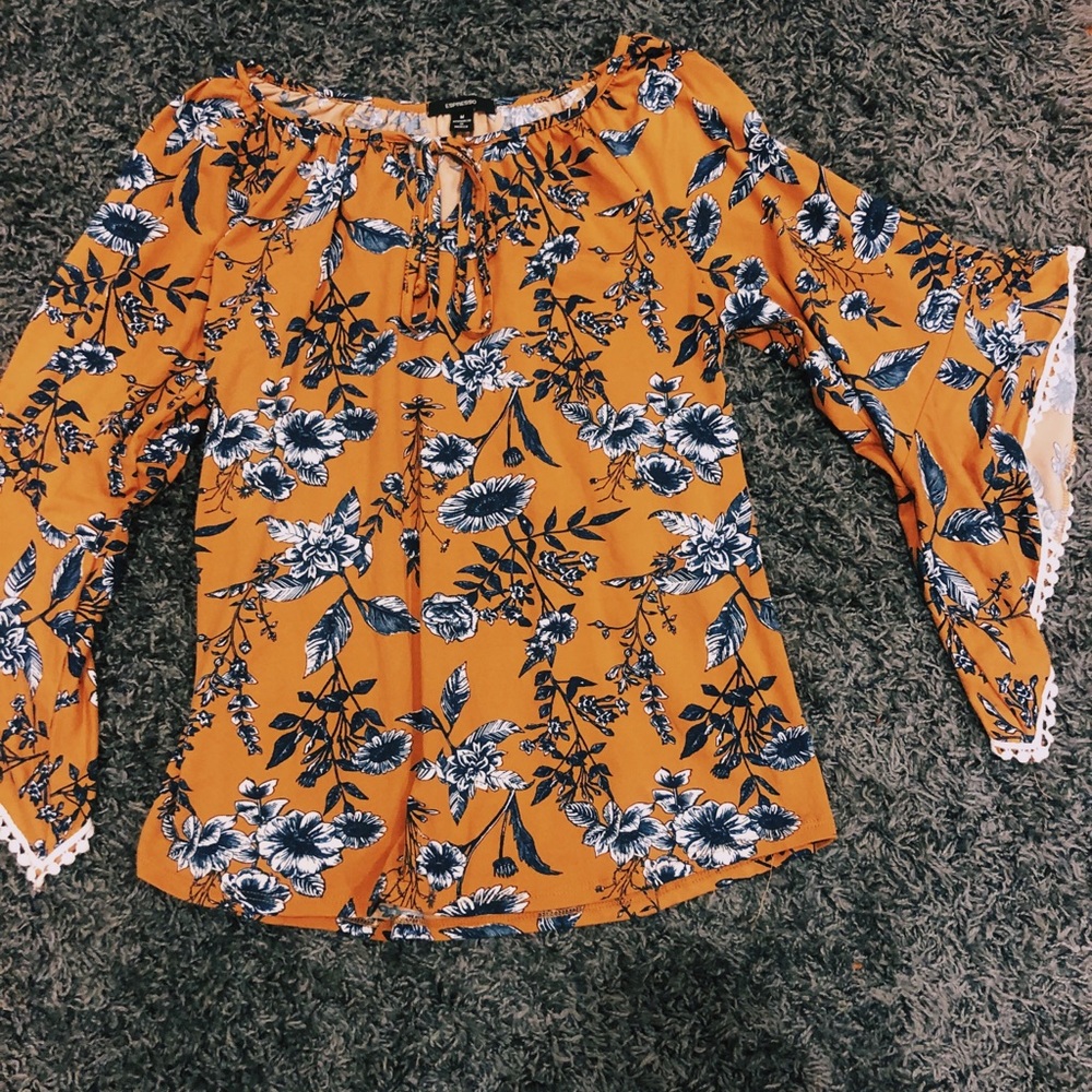 Bell sleeve top